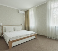 Сьюит трехкомнатный с двумя спальнями без балкона вид на парк в Кавказ