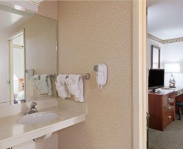 Двухместный номер Standard с видом на бассейн 2 отдельные кровати в Ramada by Wyndham Boston
