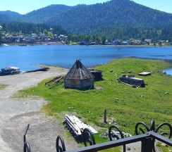 Улучшенный семейный номер с двуспальной или 2 односпальными кроватями с видом на озеро в Замок