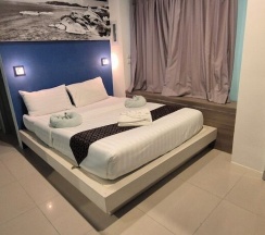 Двухместный номер Standard с балконом двуспальная кровать в Hotel The Journey Patong New