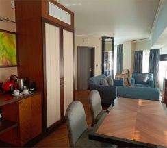 ЛЮКС БИЗНЕС-КЛАССА С БОЛЬШОЙ КРОВАТЬЮ (KING SIZE) И ДОСТУПОМ В БАР-ГОСТИНУЮ в Doubletree by Hilton Tyumen