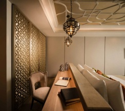 Двухместный люкс Deluxe c гидромассажной ванной с балконом и с видом на море двуспальная кровать в Avista Grande Phuket Karon - MGallery