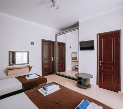 Полулюкс трехместный номер с балконом в Космос