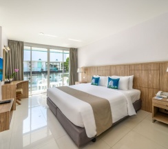 Двухместный номер Superior с видом на город двуспальная кровать в Andaman Beach Suites Hotel
