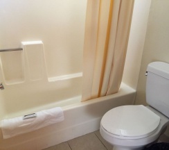 Четырёхместный номер Standard в Vantage Point Inn Woodland Hills
