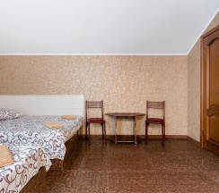 Cемейный номер с собственной ванной комнатой ( окно в коридор) в Guest house city center