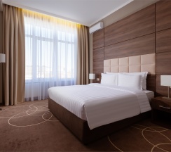 Номер Executive Suite с двуспальной кроватью, двумя односпальными кроватями и диваном-кроватью в Movenpick Resort&SPA Anapa Miracleon