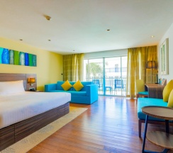 Четырёхместный люкс семейный с балконом в Отель Holiday Inn Resort Phuket Karon Beach by IHG