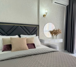 Современная студия с панорамными окнами и видом на озеро в Как Дома 05