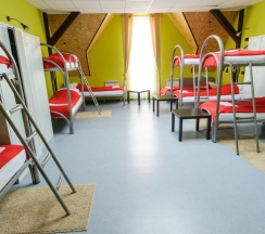 Кровать в общем номере с красивым видом из окна в HostelCity 57