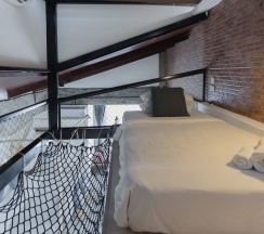 Одноместные апартаменты с 2 комнатами двуспальная кровать в YOLO Bangkok Boutique Hotel