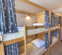 Кровать в общем номере (мужской номер) в Чердак