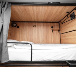 Кровать в мужском 8-местном номере (удобства на этаже) в Sleep box