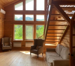 Шале с красивым видом из окна в Золотой родник