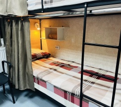 Кровать в женском номере c 5 двухъярусными кроватями (удобства на этаже) в Темпер прайд