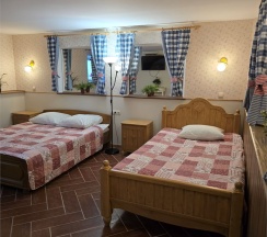 Трехместный номер с 2 раздельными кроватями в Колесо