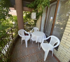 Четырёхместный номер Standard с балконом и с красивым видом из окна в Тихий домик