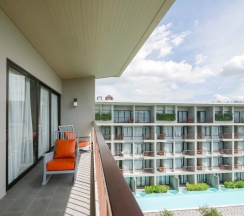 Двухместный полулюкс с видом на бассейн двуспальная кровать в Proud Phuket