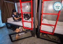 Кровать в общем номере с балконом и с красивым видом из окна в Sleeper Hostel