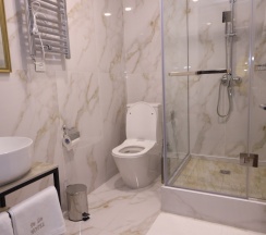 Двухместный номер Comfort с балконом и с видом на город двуспальная кровать в Отель Delin