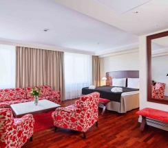 Люкс с двуспальной кроватью в Cosmos St. Petersburg Olympia Garden Hotel