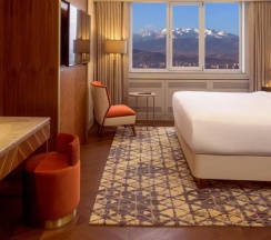 Двухместный клубный люкс Executive с видом на горы двуспальная кровать в Sheraton