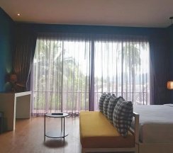Двухместный номер Deluxe с видом на бассейн двуспальная кровать в Signature Phuket Resort