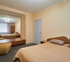 Стандарт с одной двуспальной или двумя раздельными кроватями с удобствами на этаже в Салют
