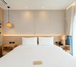 Двухместный номер Deluxe с балконом и с видом на море двуспальная кровать в Jomtien Thani Hotel