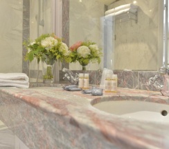 Двухместный люкс двуспальная кровать в Hôtel Suites Unic Renoir Saint Germain