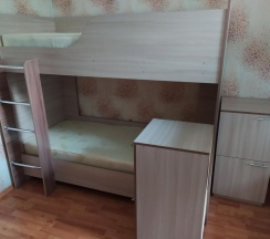 Кровать в 8-местном мужском номере (4 этаж) в Диско