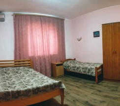 Трёхместный номер Standard с балконом и с красивым видом из окна в Катеринаплюс