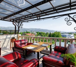 Номер полулюкс улучшенный с 1 двуспальной кроватью Жемчужина Кавказа в Ночной квартал