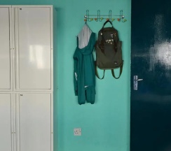 Кровать в общем номере с балконом и с красивым видом из окна в Lemongrass Hostel