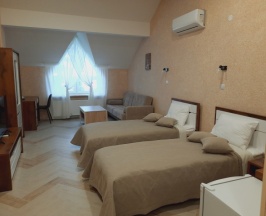 Первая категория  с двумя отдельными кроватями и диваном в Озёрная