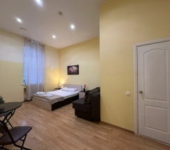 Семейный номер с двуспальной кроватью и диваном в Boho Centr Nevsky 140 Hotel