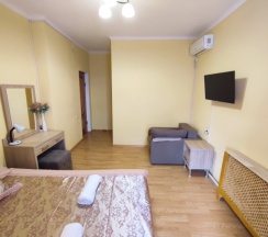 Семейный номер с балконом для 4х гостей (возможно доп. место) в Ника