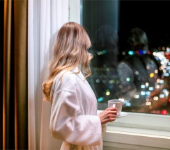 Cтандартный номер с двуспальной кроватью и диваном с видом на город в Сущевский Сафмар