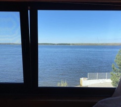 Коттедж с балконом и с красивым видом из окна в Дом на Волге