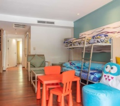 Четырёхместный люкс семейный с 2 комнатами в Отель Radisson Resort and Suites Phuket