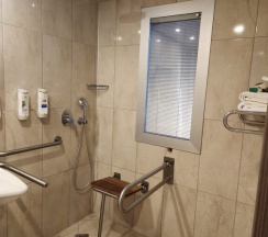 Номер для гостей с ограниченными возможностями в Green Nature Diamond Hotel