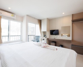 Двухместный номер Standard с балконом двуспальная кровать в La Vista Patong Hotel