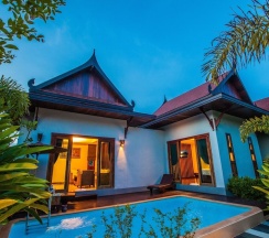 Вилла с балконом в Howard Johnson by Wyndham Phuket Naiyang