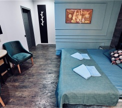 Улучшенный номер с одной кроватью размером Queen Size без окна (Отель Мёд) №9 в Мёд & Маяк