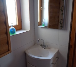 с тремя раздельными кроватями без кондиционера в Саттва