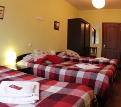 Семейный номер Эконом класса для 3-х человек с общей ванной комнатой в Мансарда