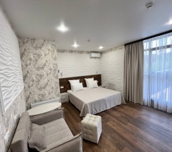 Двухместный номер категории "Полулюкс" с французским балконом, кровати спринг бокс (трансформируются в отдельные кровати). в Викинг