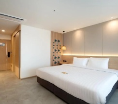 Двухместный номер Deluxe с видом на бассейн двуспальная кровать в Jomtien Thani Hotel
