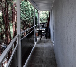 Четырехместный Стандартный номер с Балконом в гостевом доме SV на 3 этаже в Милка