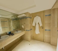 Полулюкс с балконом и рядом с пляжем в Sunrise Crystal Bay Resort